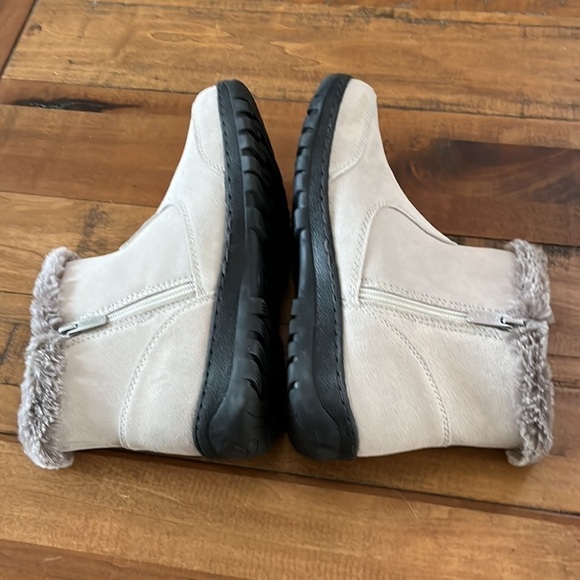 KHOMBU white suede booties, 9 - Picture 5 of 9